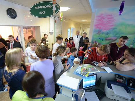 Хоккеисты "Авангарда" поздравили детей из ОДКБ с наступающим Новым годом