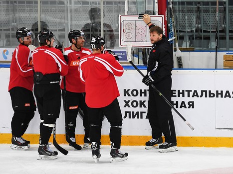 "Авангард" готовится к матчу с "Трактором"