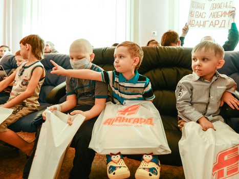 Сумманен, Калинин и Гончаров в гостях у юных пациентов ОДКБ