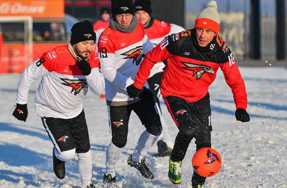 Сыграли в футбол на снегу в -20°C | «Охранники Крылова» vs «Мощные СМИ»