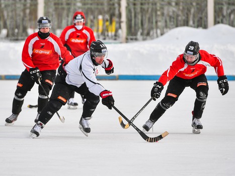 Тренировка "Авангарда" на стадионе "Юность" под открытым небом