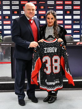 Вручение новогодних свитеров победителям аукциона