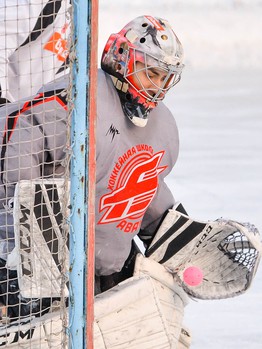 "Авангард" сыграл в хоккей с мячом под открытым небом
