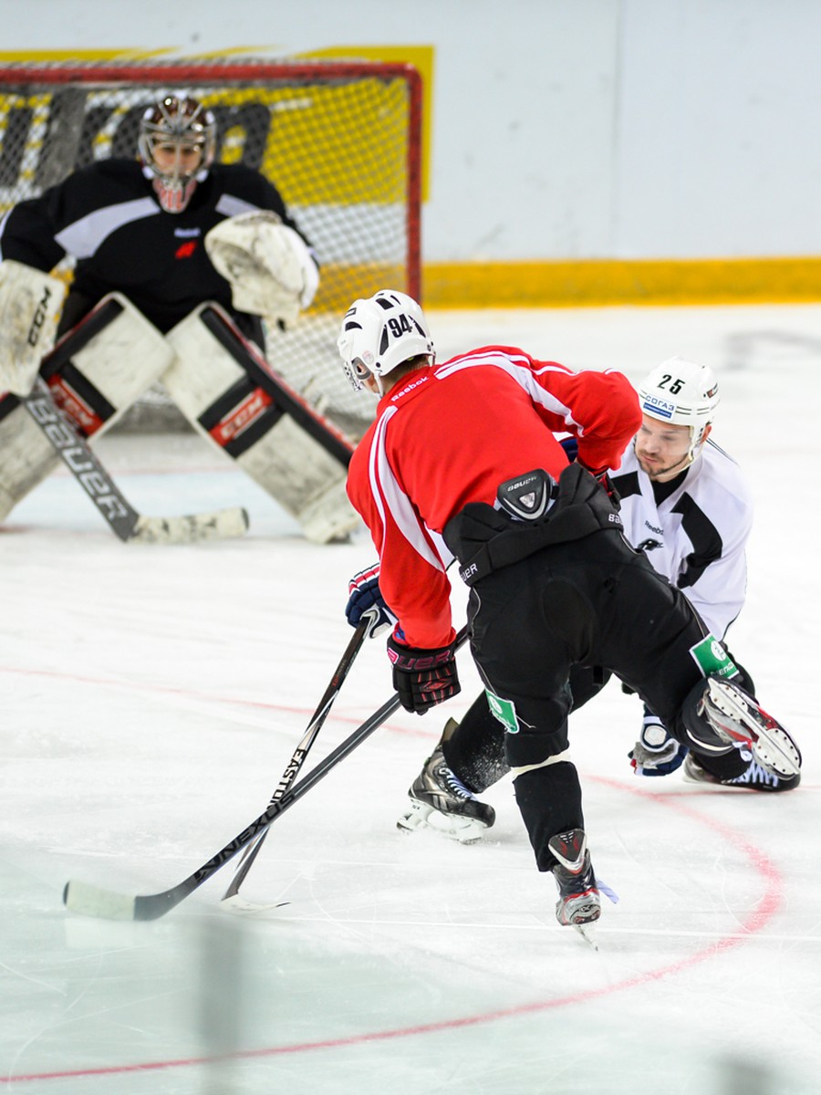 Открытая тренировка "Авангарда" для СМИ перед стартом серии с "Ак Барсом"