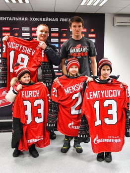 Вручение новогодних свитеров