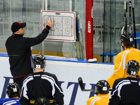 "Авангард" готовится к заключительным матчам регулярного чемпионата