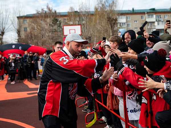 Старт дан. В Омске открылась хоккейная площадка имени Максима Сушинского