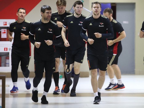 «Авангард» продолжает тренировки