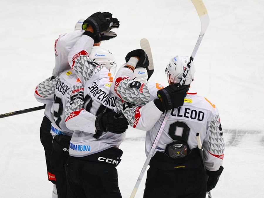 ХОРОШАЯ СИЛОВАЯ ИГРА | Победная раздевалка «Авангарда» после матча с «Салаватом Юлаевым»