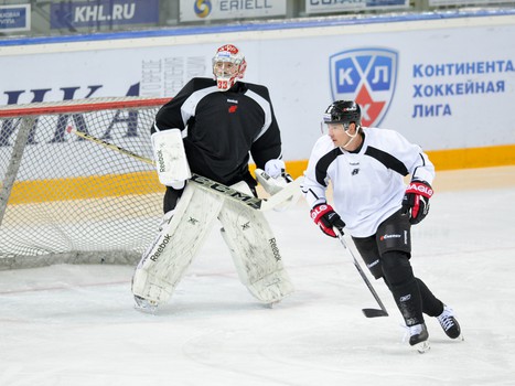 Сергей Гусев тренируется в основном составе перед матчем с "Витязем"