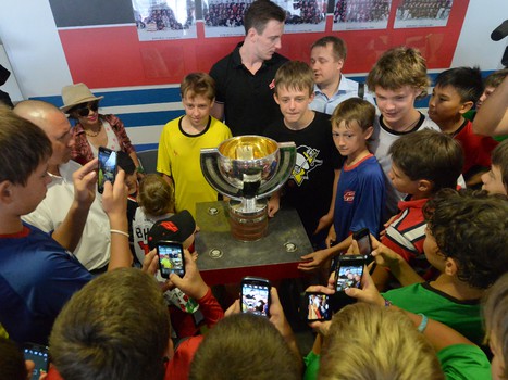 Сергей Калинин с Кубком чемпионов мира в Омске. День 1