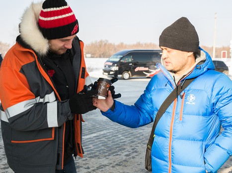 Хоккеисты "Авангарда" сыграли с омичами в настольный хоккей и поработали на заправке