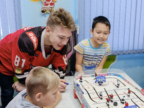 Новогодние подарки для юных болельщиков