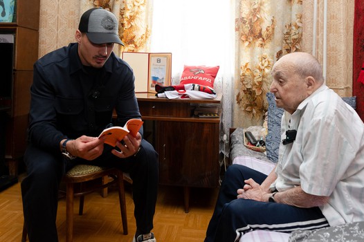 Наиль Якупов в гостях у 101-летнего болельщика Юрия Чернобыльского