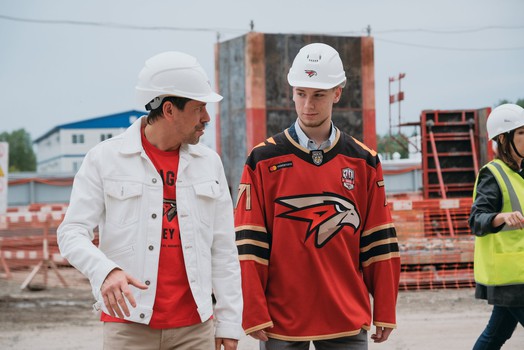 Год строительства «Арены Омск» отметили поднятием чемпионского флага