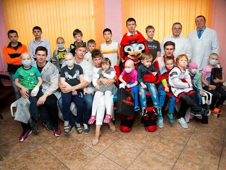 "Авангард" в гостях у юных болельщиков Омской областной клинической больницы