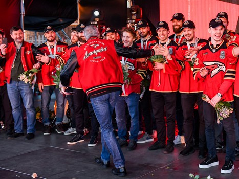 «Авангард» привёз Кубок Гагарина в Омск!