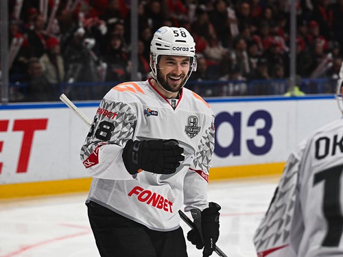 ХОРОШИЙ СТАРТ | Победная раздевалка «Авангарда» после 1-го матча с «Локомотивом» (ВИДЕО)