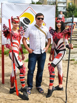 Жаркий хоккей: в Омске состоялся третий "Кубок Авангарда" по хоккею на песке