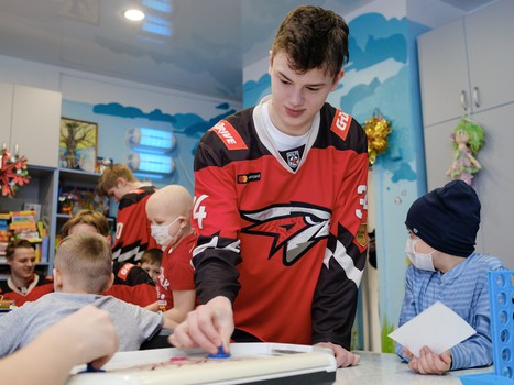 Новогодние подарки для юных болельщиков