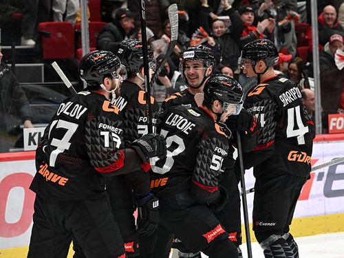 ИГРА В РИТМЕ СЕРДЦА | Победная раздевалка «Авангарда» после матча с «Сибирью» (ВИДЕО)