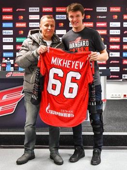 Вручение новогодних свитеров