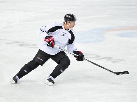 Сергей Гусев тренируется в основном составе перед матчем с "Витязем"