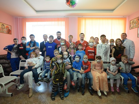 Хоккеисты "Авангарда" поздравили детей из ОДКБ с наступающим Новым годом