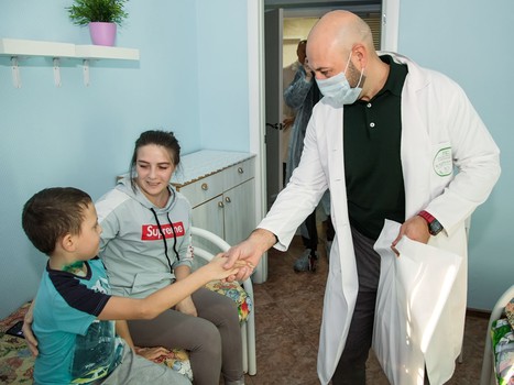 Максим Сушинский в гостях у детей из ОДКБ