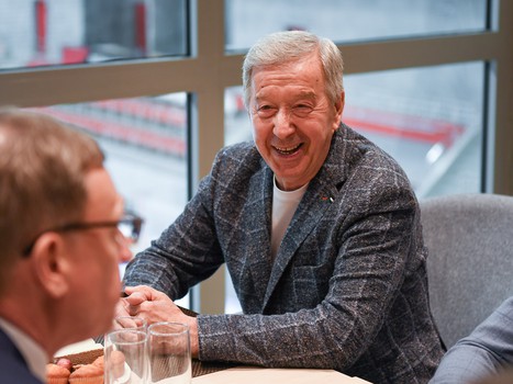 Встреча обладателя Кубка Гагарина Кирилла Семёнова и губернатора Александра Буркова в Академии «Авангард»