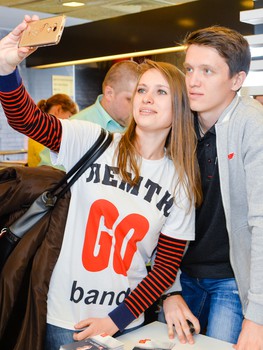 Автограф-сессия игроков "Авангарда" в "Макдоналдс"