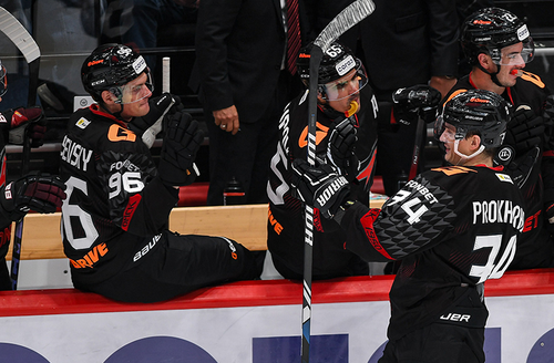 ВИДЕН ПРОГРЕСС КОМАНДЫ | Победная раздевалка «Авангарда» после матча с «Динамо» Москва (ВИДЕО)