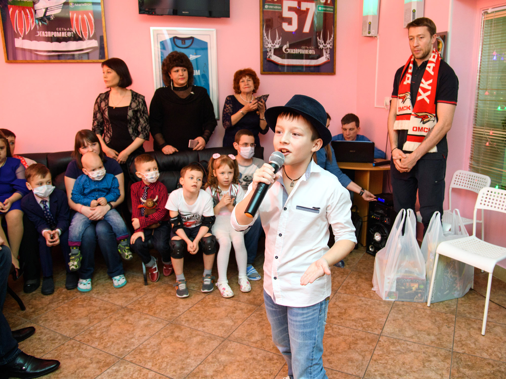 Хоккеисты «Авангарда» в гостях у детей из ОДКБ