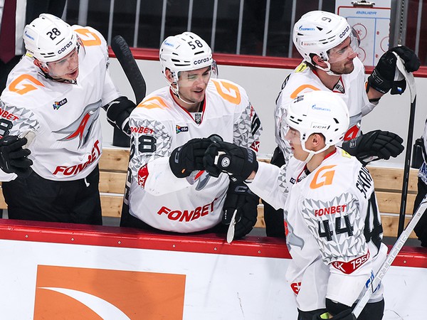 КАК ОН СТОЛЬКО ЗАБИВАЕТ? | Победная раздевалка «Авангарда» после матча с «Трактором»