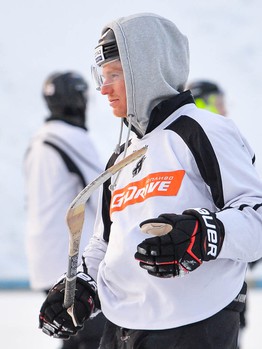 "Авангард" сыграл в хоккей с мячом под открытым небом