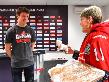 Вручение новогодних свитеров