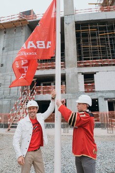 Год строительства «Арены Омск» отметили поднятием чемпионского флага