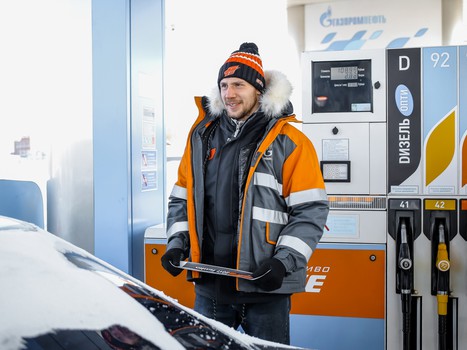 Хоккеисты "Авангарда" сыграли с омичами в настольный хоккей и поработали на заправке