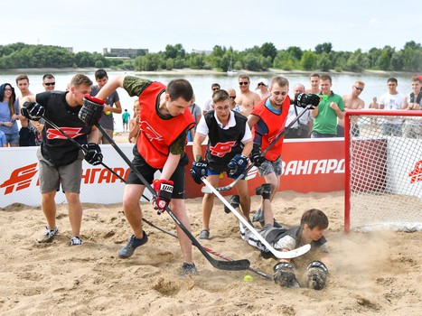 Жаркий хоккей: в Омске состоялся третий "Кубок Авангарда" по хоккею на песке