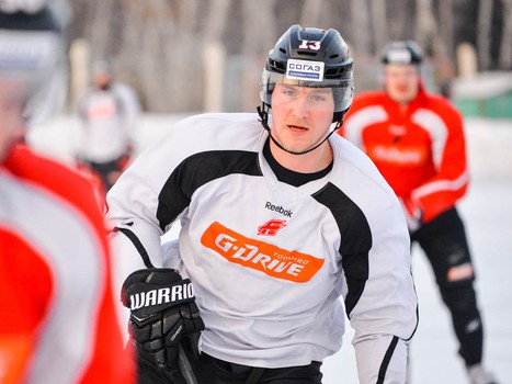 "Авангард" сыграл в хоккей с мячом под открытым небом