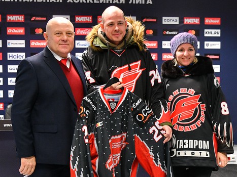 Вручение новогодних свитеров победителям аукциона