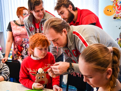 "Авангард" поздравил юных болельщиков из ОДКБ с наступающим Новым годом