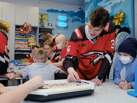 Новогодние подарки для юных болельщиков
