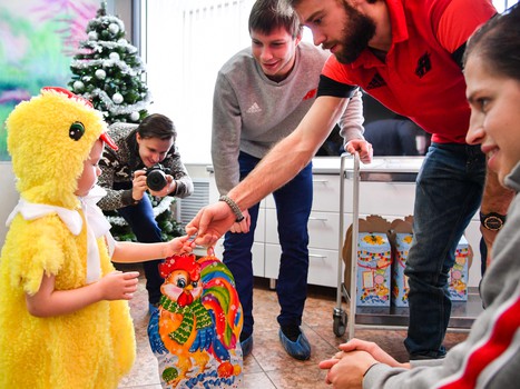 "Авангард" поздравил юных болельщиков из ОДКБ с наступающим Новым годом