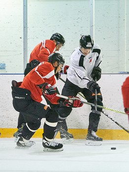 Тренировка "Авангарда" перед первым матчем на сборе