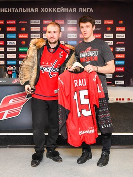 Вручение новогодних свитеров