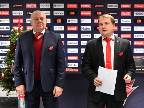 Вручение новогодних свитеров победителям аукциона