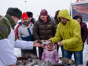 Хоккей в валенках и полевая кухня! Атмосфера перед матчем "Авангарда" с "Кузней"