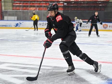 Глеб Трикозов и Михаил Гуляев тренируются с «Авангардом»