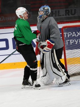 «Авангард» возобновил тренировки. Первое занятие по катанию